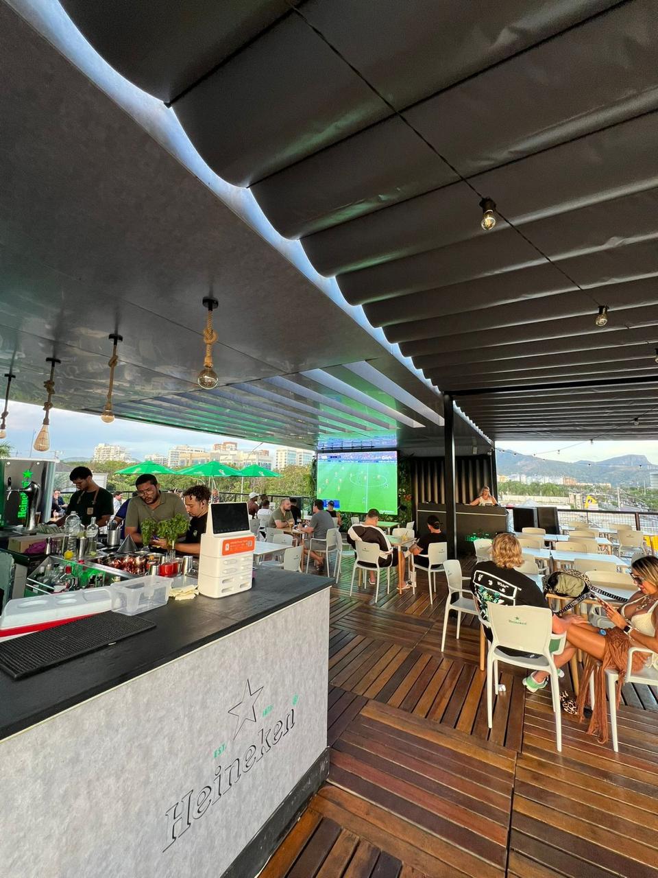 Bar com painel Heineken
