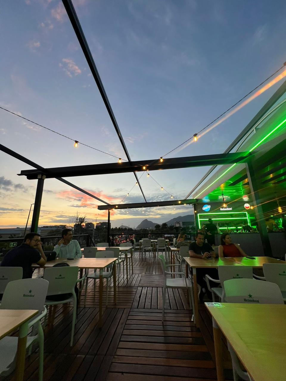 Sunset no rooftop com luzes