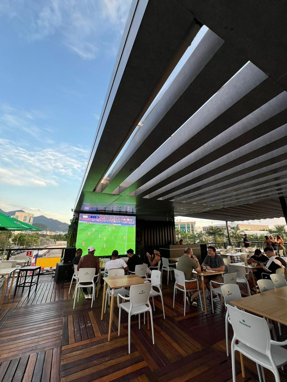Vista do rooftop com telão de jogos