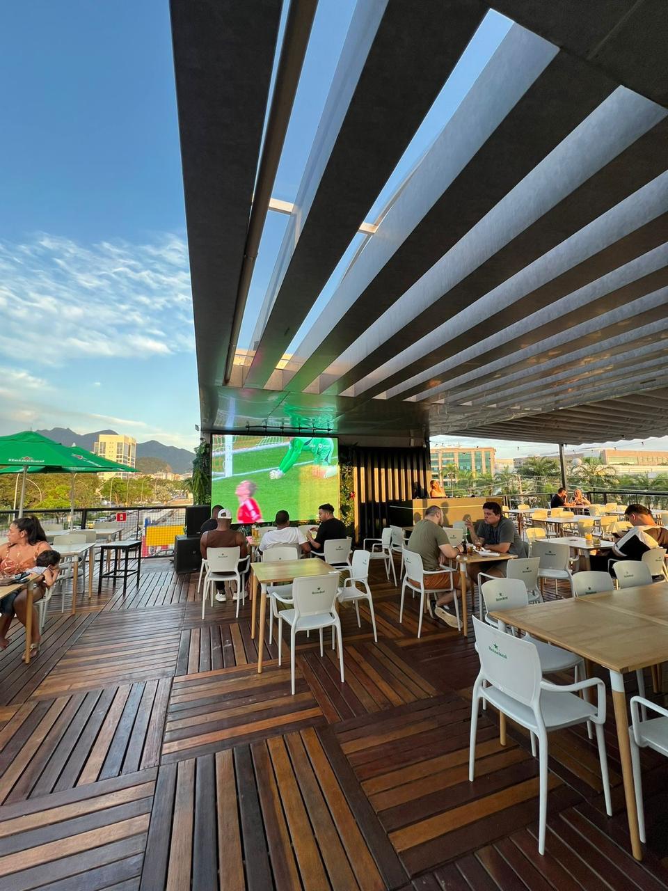 Ambiente coberto com mesas
